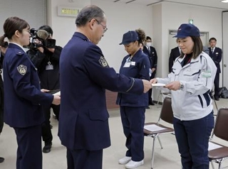 　「越前セーフティマネージャー」への取り組みに感謝状を贈られる外国人（右の２人）＝２０２６年２月、福井県警越前署