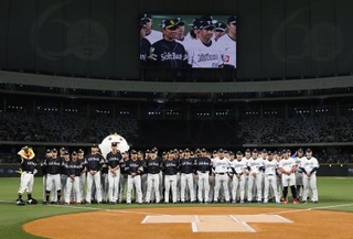 　交流試合前、記念写真に納まる台湾代表とソフトバンクの選手ら＝２月、台北市の台北ドーム（共同）