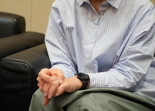 　インタビューに応じるひかりさん＝２０２６年３月４日、東京都内