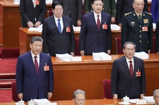 　中国全人代の開幕式で国歌斉唱する習近平国家主席（手前左）＝５日、北京の人民大会堂（共同）