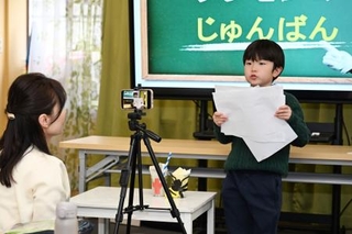 　ハナソラボで「キッズ模擬国連」発表の練習をする子ども＝２月、東京都目黒区