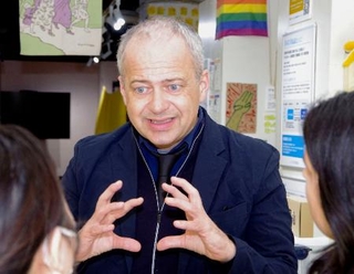 　日本の大学生にネット時代の民主主義について語るマクロメディア大のゲルノート・ヴォルフラム教授＝東京都大田区