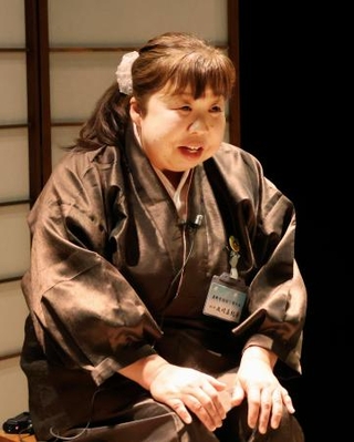 　「遠野昔ばなし祭り」で語る及川真紀子さん＝２月、岩手県遠野市