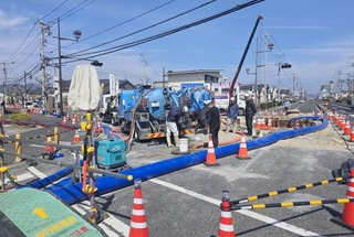 　岡山県総社市内で発生した下水道破損事故の現場付近で続けられる復旧作業＝２４日（同市提供）