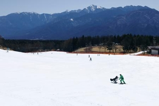 　「ユニバーサルツーリズム」に取り組む富士見高原スキー場＝３月１４日、長野県富士見町
