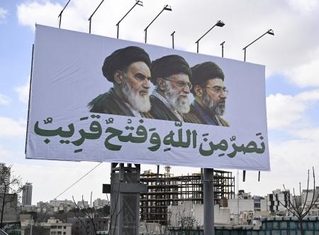 　イランの歴代最高指導者の（左から）ホメイニ師、ハメネイ師、モジタバ師の肖像＝２１日、テヘラン（共同）