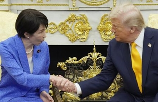 　会談で握手を交わす高市首相（左）とトランプ米大統領＝１９日、ワシントンのホワイトハウス（共同）