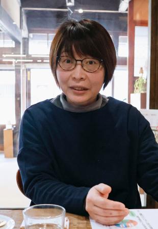 　取材に応じる飯南町の元町議の戸谷ひとみさん＝１６日、島根県飯南町