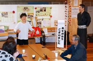 　仮設住宅の集会所で漫談を披露する東川清文さん（奥左）。同右は相方の西本浩明さん＝２月、石川県珠洲市