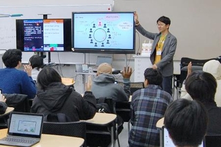 　この春に高校１年になる生徒を対象に開かれたプレスクール＝２７日、川崎市