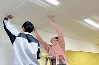 　石川県輪島市の子ども支援施設の天井に張られる「かるてん」＝２０２４年１１月（帝人フロンティア提供）