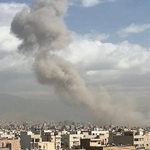 　イランの首都テヘランで立ち上る煙＝２８日（ロイター＝共同）