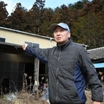 　帰還困難区域内にある自宅や周辺の環境について説明する佐山梅雄さん＝２月１２日、福島県南相馬市小高区金谷