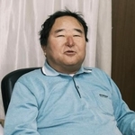 　ブローカー業を営んでいる山本隆雄氏＝２０２５年１２月、大阪市