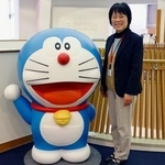 　藤子・Ｆ・不二雄ふるさとギャラリーで、等身大の「ドラえもん」と写真に納まる柴田善子さん＝２０２６年２月１１日、富山県高岡市