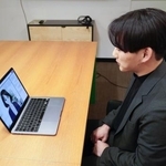 　ＡＩ面接のデモンストレーションをするＩＴ企業「ＺＥＮＫＩＧＥＮ」の男性社員＝２月、東京都港区