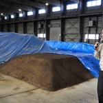 　福島県大熊町の一時保管施設に置かれた除染土＝２月