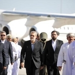 　イラン最高安全保障委員会（ＳＮＳＣ）のラリジャニ事務局長（中央）＝２月１０日、オマーン・マスカット（ＳＮＳＣ提供・ＡＰ＝共同）