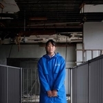 　宮城県気仙沼市の「東日本大震災遺構・伝承館」で語り部を務める佐藤結月さん。「教室の黒板に書かれた日付や床に残る魚の骨など、細かいところも伝えたい」＝２月