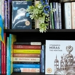 　図書室の本棚に並ぶウクライナ語の本＝２月、東京・渋谷