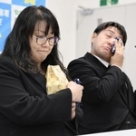 　宮城県警南三陸署で、娘の山根捺星さんの遺骨を受け取る家族＝２０２５年１０月