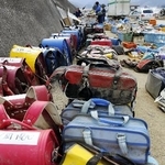 　津波で壊滅した大川小学校の近くに集められたランドセルやかばん＝２０１１年３月、宮城県石巻市