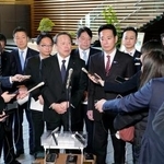 　高市首相と面会後、記者団の取材に応じる自民党の浜田靖一（中央左）、日本維新の会の前原誠司（同右）両安全保障調査会長＝６日午前、首相官邸