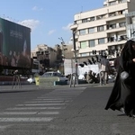 　５日、イラン・テヘラン中心部の広場を歩く市民ら（ゲッティ＝共同）