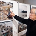 　撮りためた被災地の写真を紹介する「大船渡津波伝承会」の齊藤賢治さん＝２月、岩手県大船渡市