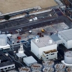 　東京電力福島第１原発の敷地で、タンクの撤去が始まっているエリア（画面中央）＝２月（共同通信社ヘリから）