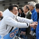 　有権者と握手する自民党の谷川とむ氏＝１月３１日午前、大阪府熊取町