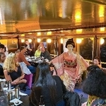 　クルーズ船で外国人観光客をもてなす芸者ら＝２０２４年４月