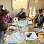 　「栃木避難者母の会」の（左から）大山香さん、半谷八重子さん、小峰和子さんと國分功一郎さん＝２月、宇都宮市