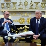 　米ホワイトハウスでトランプ大統領（右）と会談するドイツのメルツ首相＝３日、ワシントン（ＡＰ＝共同）