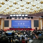 　中国の王毅外相の記者会見に集まった多くの報道陣＝８日、北京（共同）