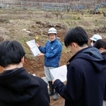 　山形県が開いた職場見学会で、実際の仕事現場を案内する県職員（奥）＝２月、山形市