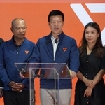 　バンコクの国民党本部で演説するナタポン氏（中央）ら＝２月８日