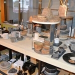　墓石や石碑の端材を活用して制作した食器などを展示するギャラリー＝愛知県岡崎市