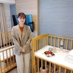 　産後ケア向けに整備したホテルの部屋を紹介する京急の山崎茜さん＝１月、東京都大田区