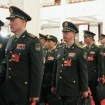 　北京の人民大会堂に入る人民解放軍の代表ら＝３月５日（共同）