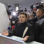 コメディアン時代のゼレンスキー氏＝２０１９年４月、キーウ（タス＝共同）