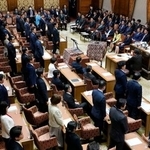 　与党の賛成多数により２６年度予算が可決された衆院予算委＝１３日午後