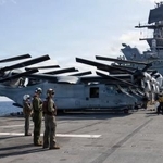 　米海軍の強襲揚陸艦トリポリの甲板に駐機する輸送機オスプレイと乗組員ら＝２月、フィリピン海上（米軍提供）