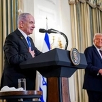 　イスラエルのネタニヤフ首相（左）とトランプ米大統領＝２０２５年９月、ホワイトハウス（ゲッティ＝共同）