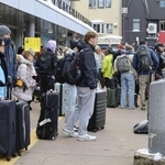 　多くの外国人客が訪れる長野県白馬村のＪＲ白馬駅前