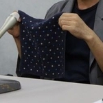 　唯一の遺品となったハンカチを手にする大介さん（仮名）＝２０２５年９月１０日、大阪市