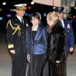 　日米首脳会談のため、ワシントン郊外のアンドルーズ空軍基地に到着した高市首相（左から３人目）＝１８日（共同）