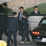 首相公邸に引っ越した高市首相（手前右）＝２０２５年１２月２９日