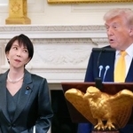 　ホワイトハウスで行われた夕食会で、あいさつするトランプ米大統領（右）を見る高市首相＝１９日、ワシントン（共同）