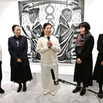 　「ブック・アーツ・レボリューション」展の会場であいさつする出展作家。左から入江早耶さん、風間サチコさん、宮永愛子さん、村上華子さん、米田知子さん＝４日、東京都渋谷区